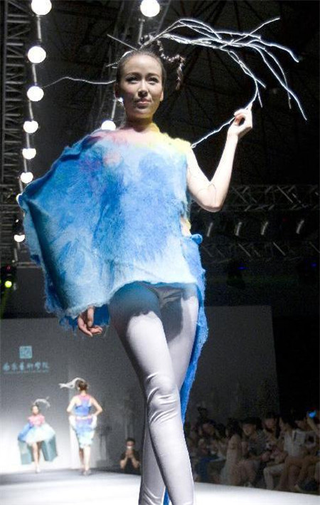 Art graduates create low-carbon fashions