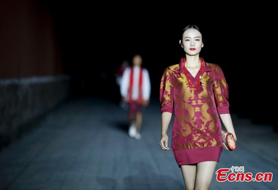 Feel the imperial-style fashion at Palace Museum night show