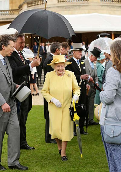 Queen Elizabeth's colorful outfits