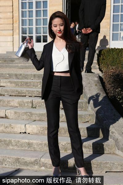 Liu Yifei attends fashion show in Paris