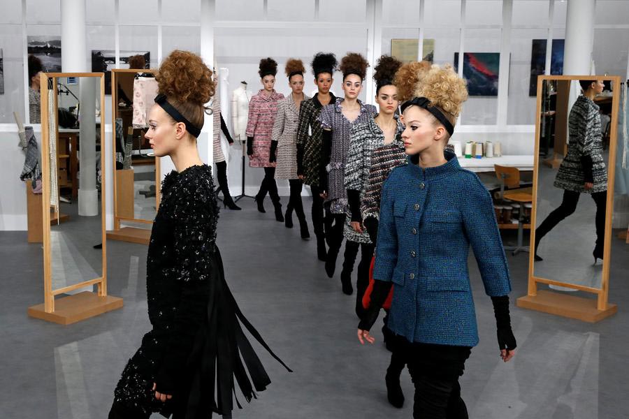 Lagerfeld pays tribute to atelier seamstresses at Chanel show