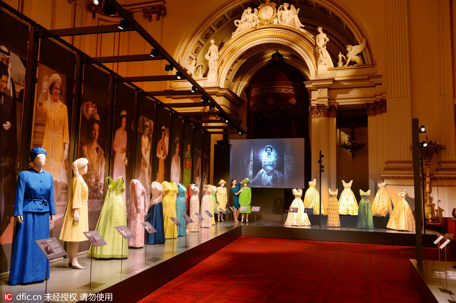 Unveiling the secrets of Elizabeth II’s wardrobe