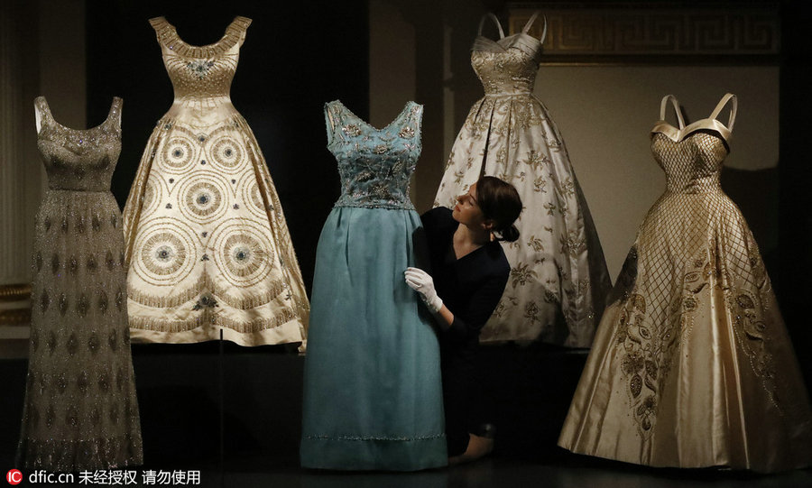 Unveiling the secrets of Elizabeth II’s wardrobe