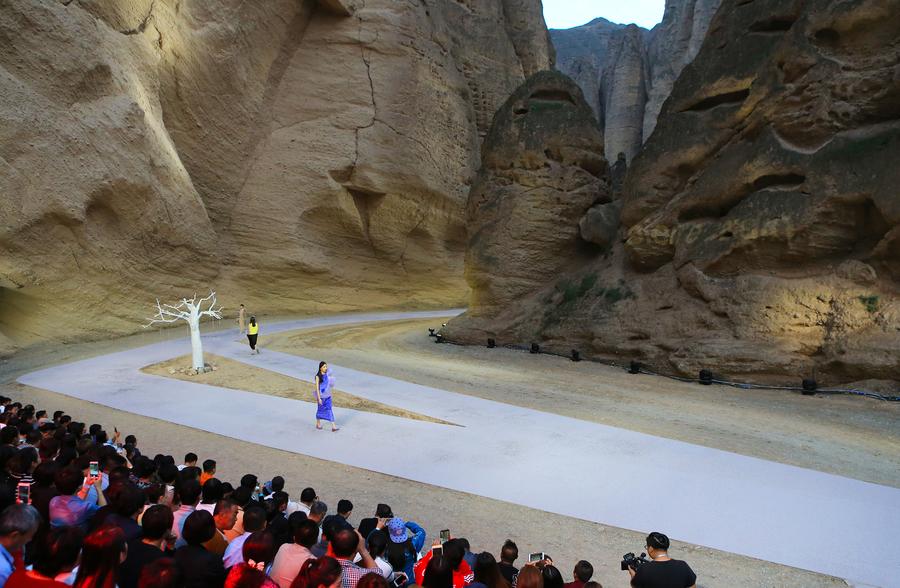 Fashion show held at Yellow River stone forest national geological park