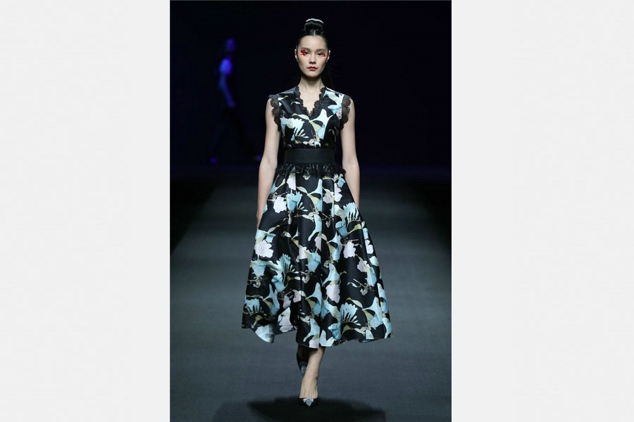 Xiangyun silk glimmers in fashion show