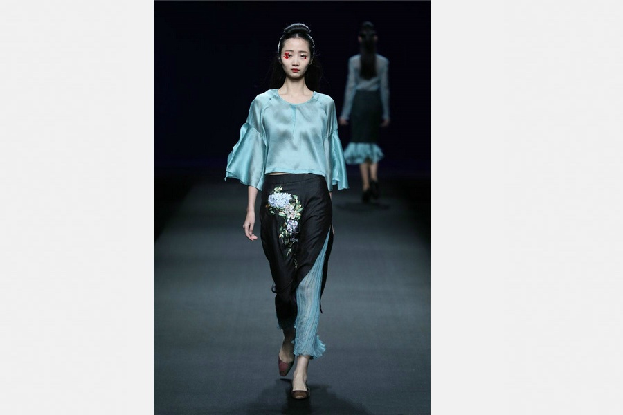 Xiangyun silk glimmers in fashion show