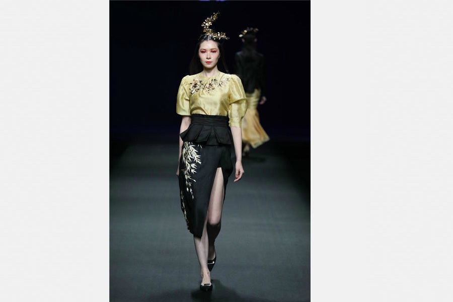 Xiangyun silk glimmers in fashion show