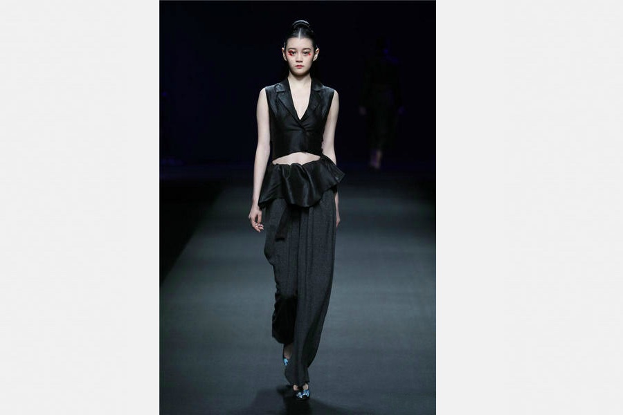 Xiangyun silk glimmers in fashion show