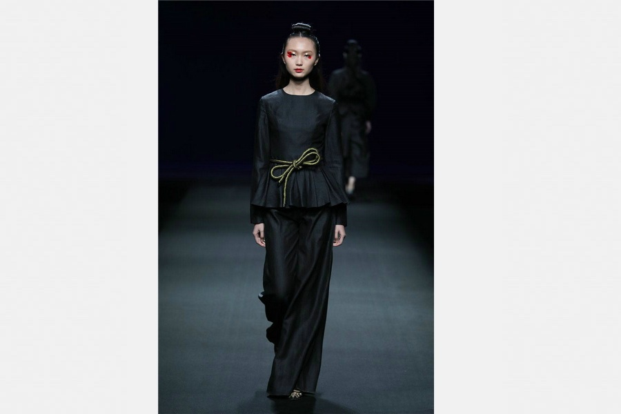 Xiangyun silk glimmers in fashion show