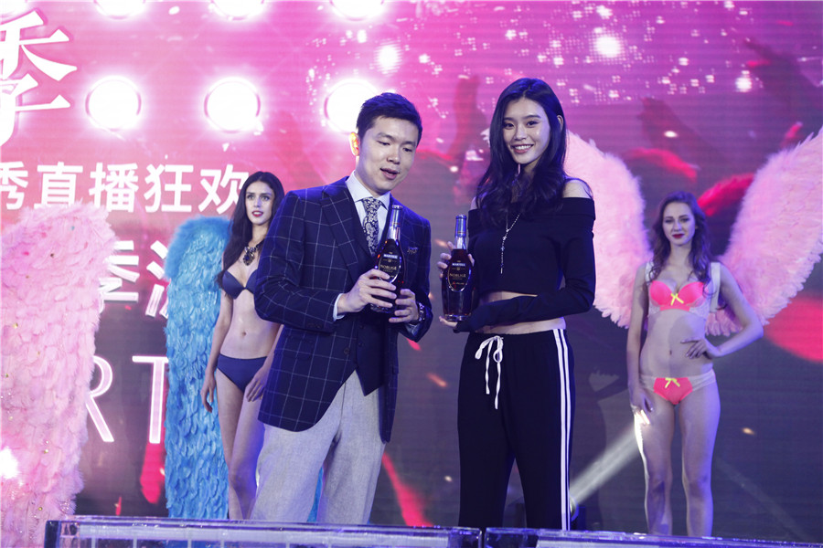 Victoria's Secret model Xi Mengyao joins Tencent party