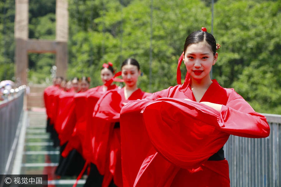 Students take fashion shots to remember college life