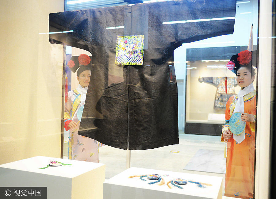 Exhibition offers glimpse into Qing Dynasty fashion in Beijing