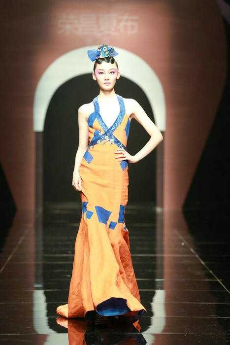 Rongchang ramie show shines in Beijing Fashion Week