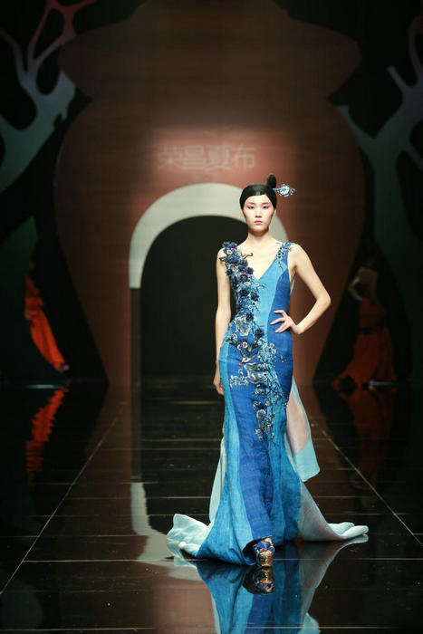 Rongchang ramie show shines in Beijing Fashion Week