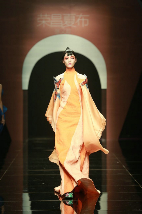 Rongchang ramie show shines in Beijing Fashion Week