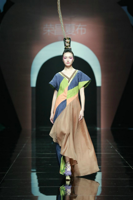 Rongchang ramie show shines in Beijing Fashion Week