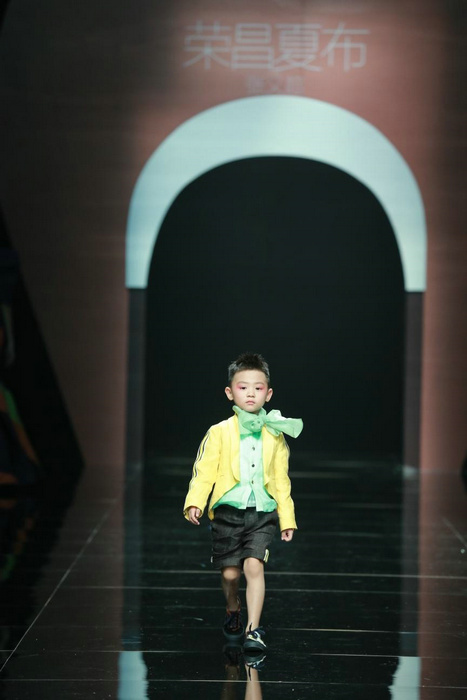 Rongchang ramie show shines in Beijing Fashion Week