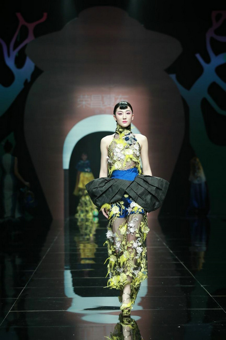 Rongchang ramie show shines in Beijing Fashion Week