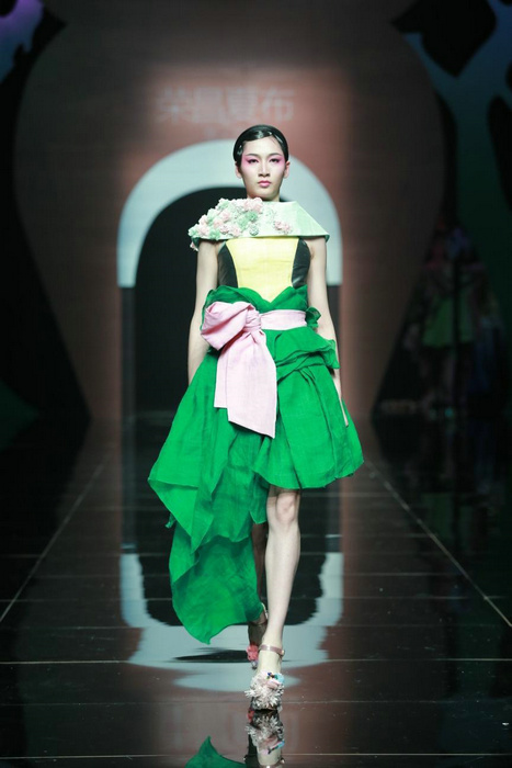 Rongchang ramie show shines in Beijing Fashion Week