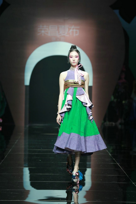 Rongchang ramie show shines in Beijing Fashion Week