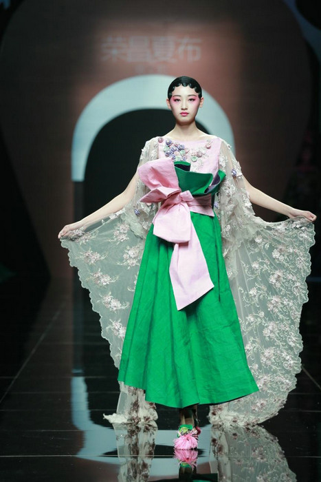 Rongchang ramie show shines in Beijing Fashion Week