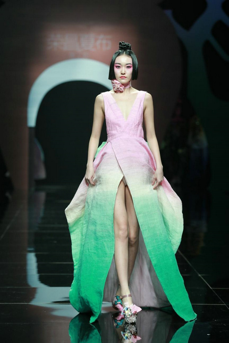 Rongchang ramie show shines in Beijing Fashion Week