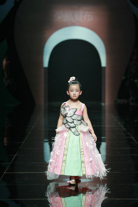 Rongchang ramie show shines in Beijing Fashion Week