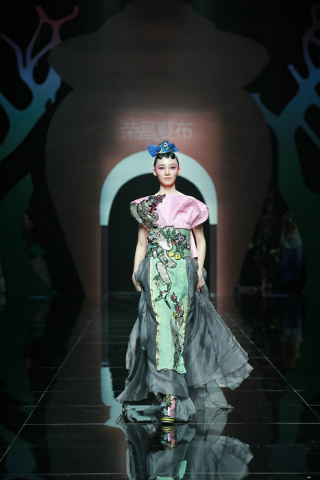 Rongchang ramie show shines in Beijing Fashion Week