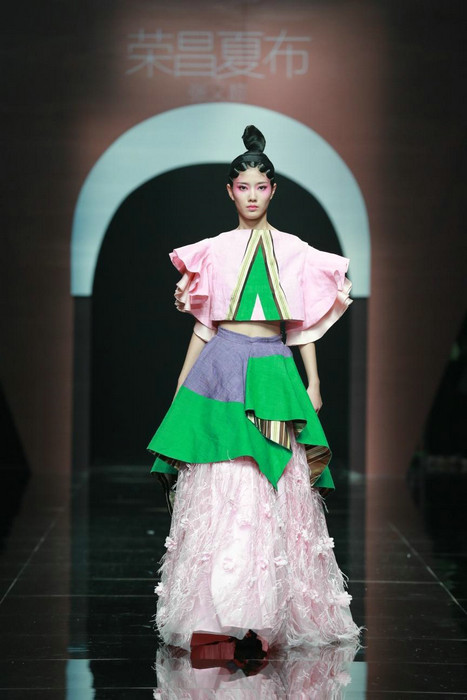 Rongchang ramie show shines in Beijing Fashion Week