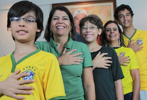 美联社：六指家族为巴西六冠王祈福