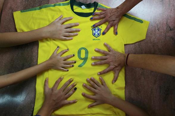 美联社：六指家族为巴西六冠王祈福