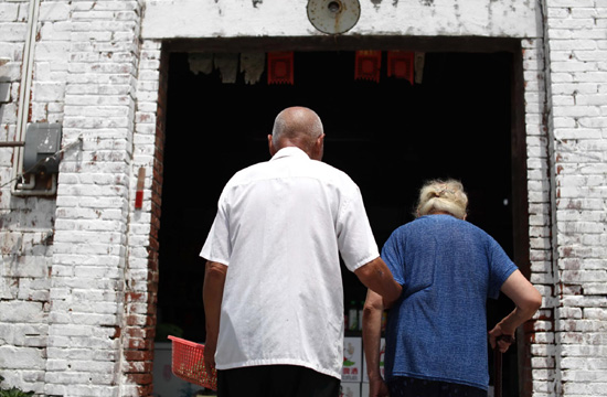 Store owner serves free tea in summer