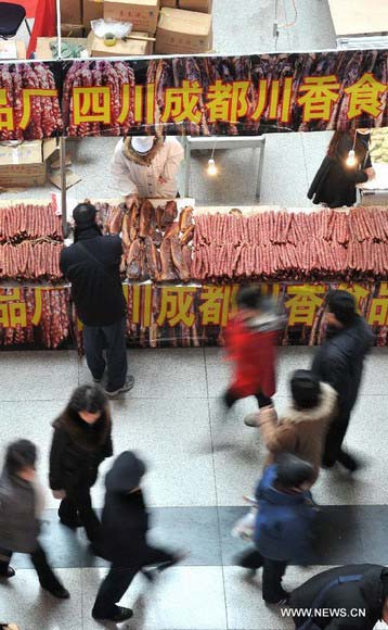 Chinese people prepare for Spring Festival