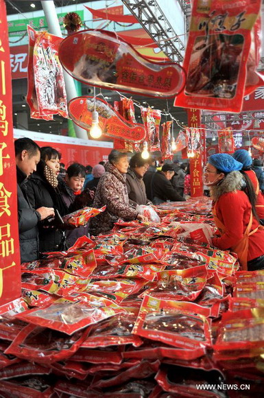 Chinese people prepare for Spring Festival