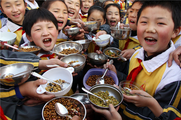 Chinese enjoy Longtaitou Festival traditional food