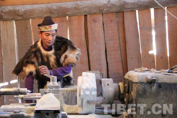 Traditional Tibetan cuisine: Lunang Stone Pot Chicken