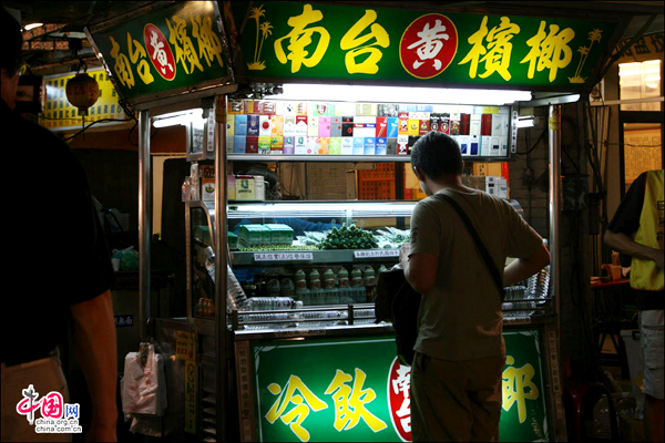 Hit night market for food in Taiwan