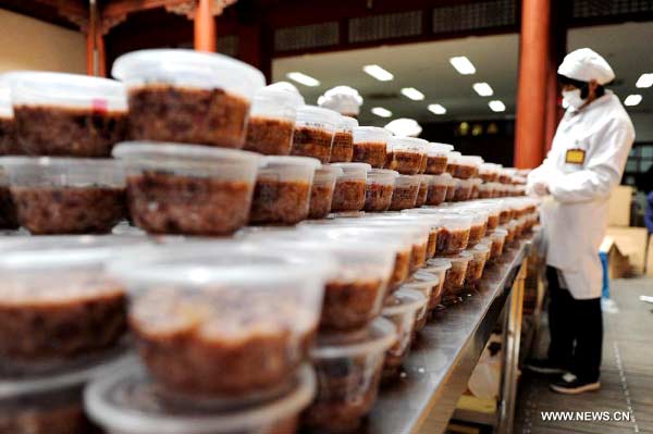 Temple in Hangzhou offers free laba porridge