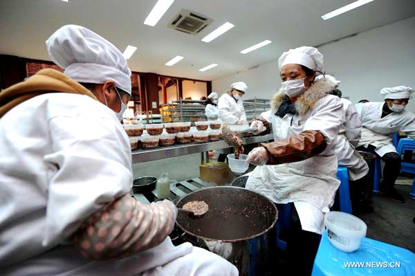 Temple in Hangzhou offers free laba porridge