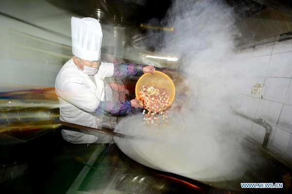 Volunteers make laba porridge at Daming Temple in Yangzhou