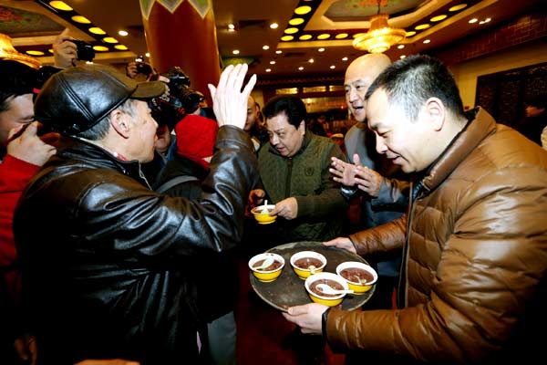 Restaurant gives away congee to mark special day