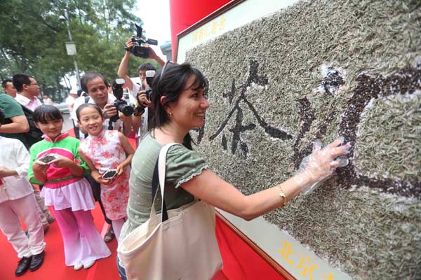 Ambassadors learn Chinese tea culture in Beijing