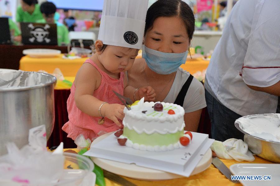 Children have fun at school supplies fair in Nanning