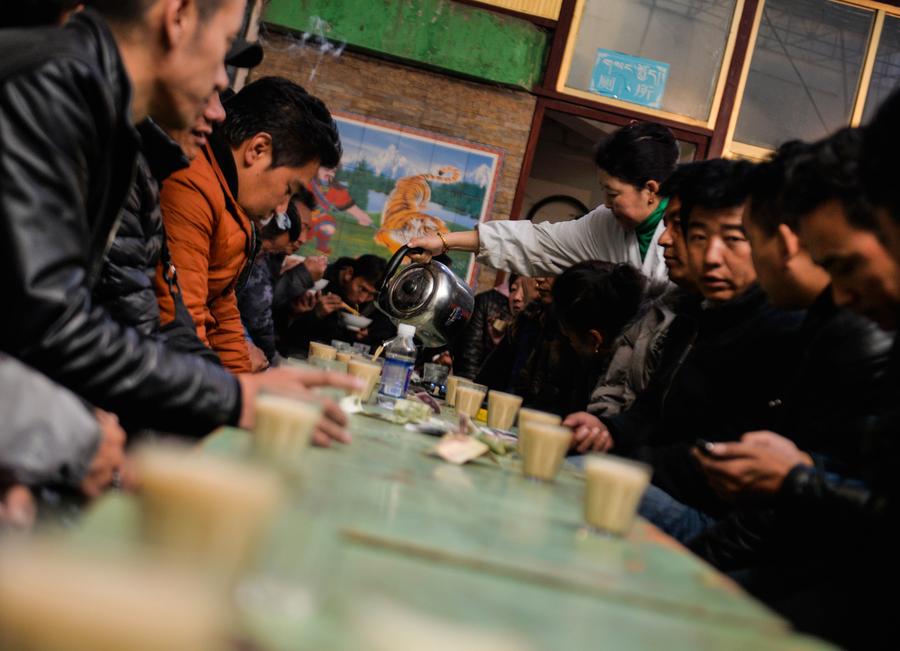 People enjoy drinking sweet tea in spare time in Lhasa