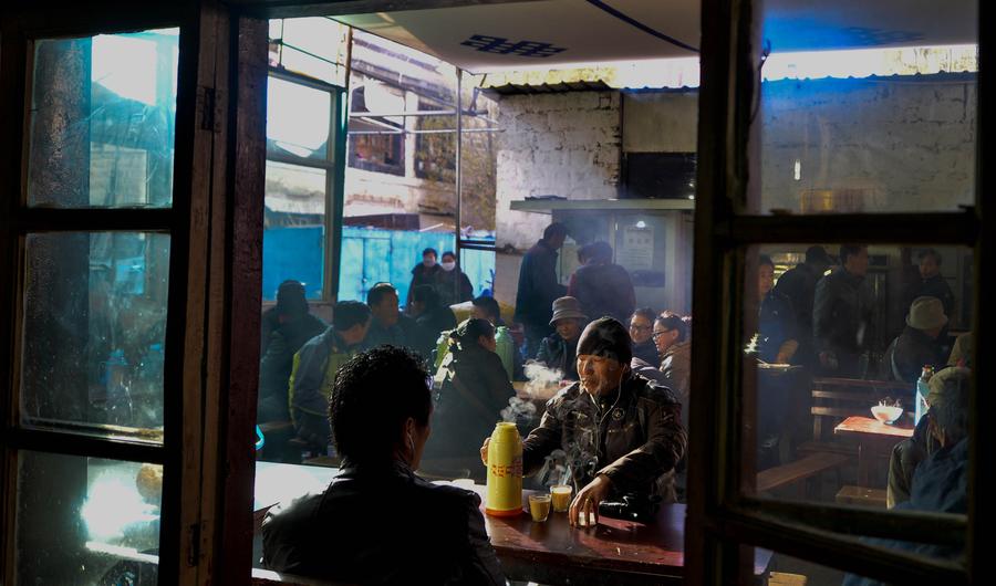 People enjoy drinking sweet tea in spare time in Lhasa