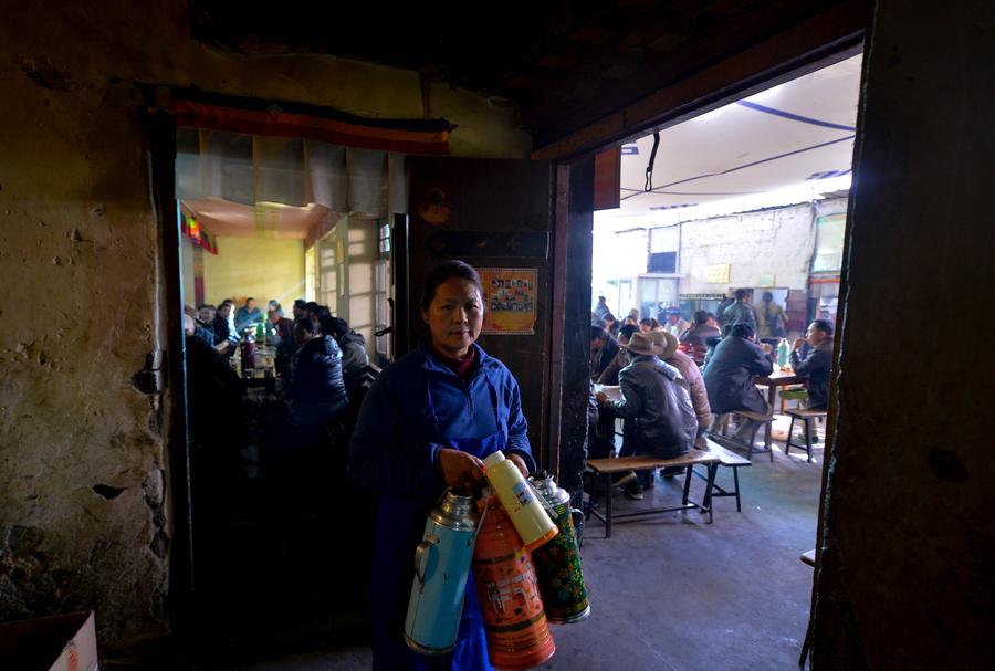 People enjoy drinking sweet tea in spare time in Lhasa