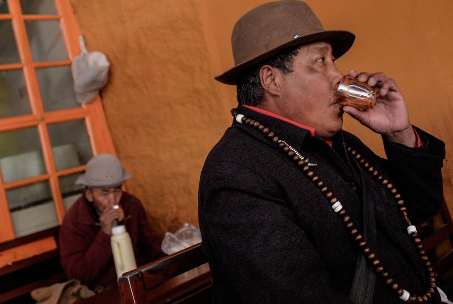 People enjoy drinking sweet tea in spare time in Lhasa