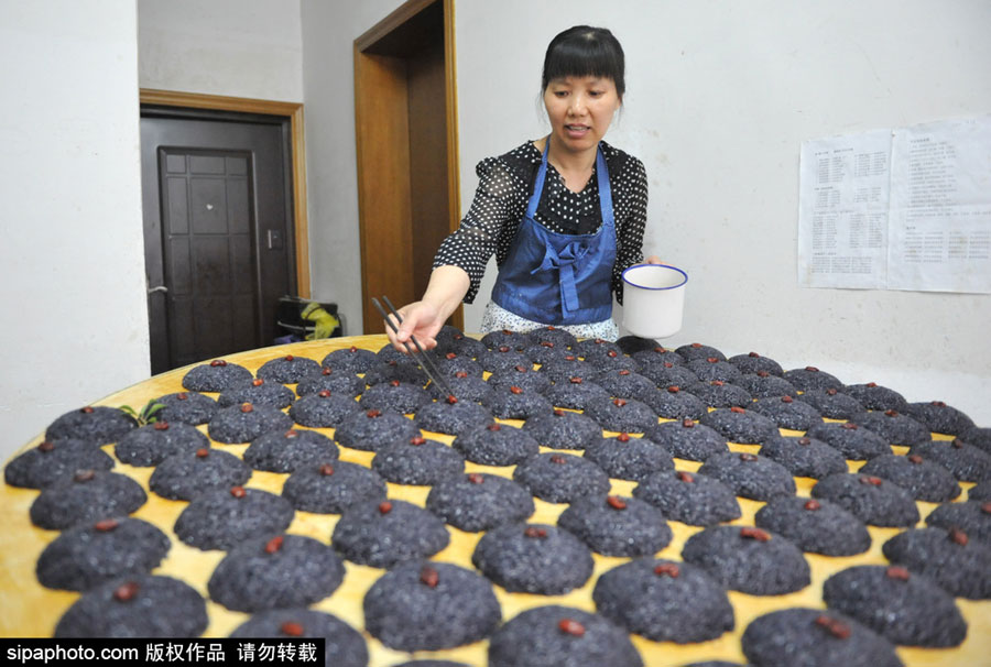 Black rice treats in summertime