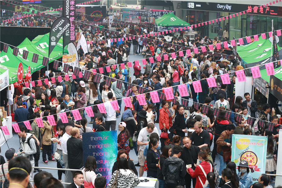 Taste buds tickled at Beijing's biggest pizza party