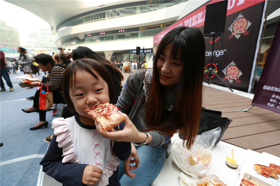 Taste buds tickled at Beijing's biggest pizza party